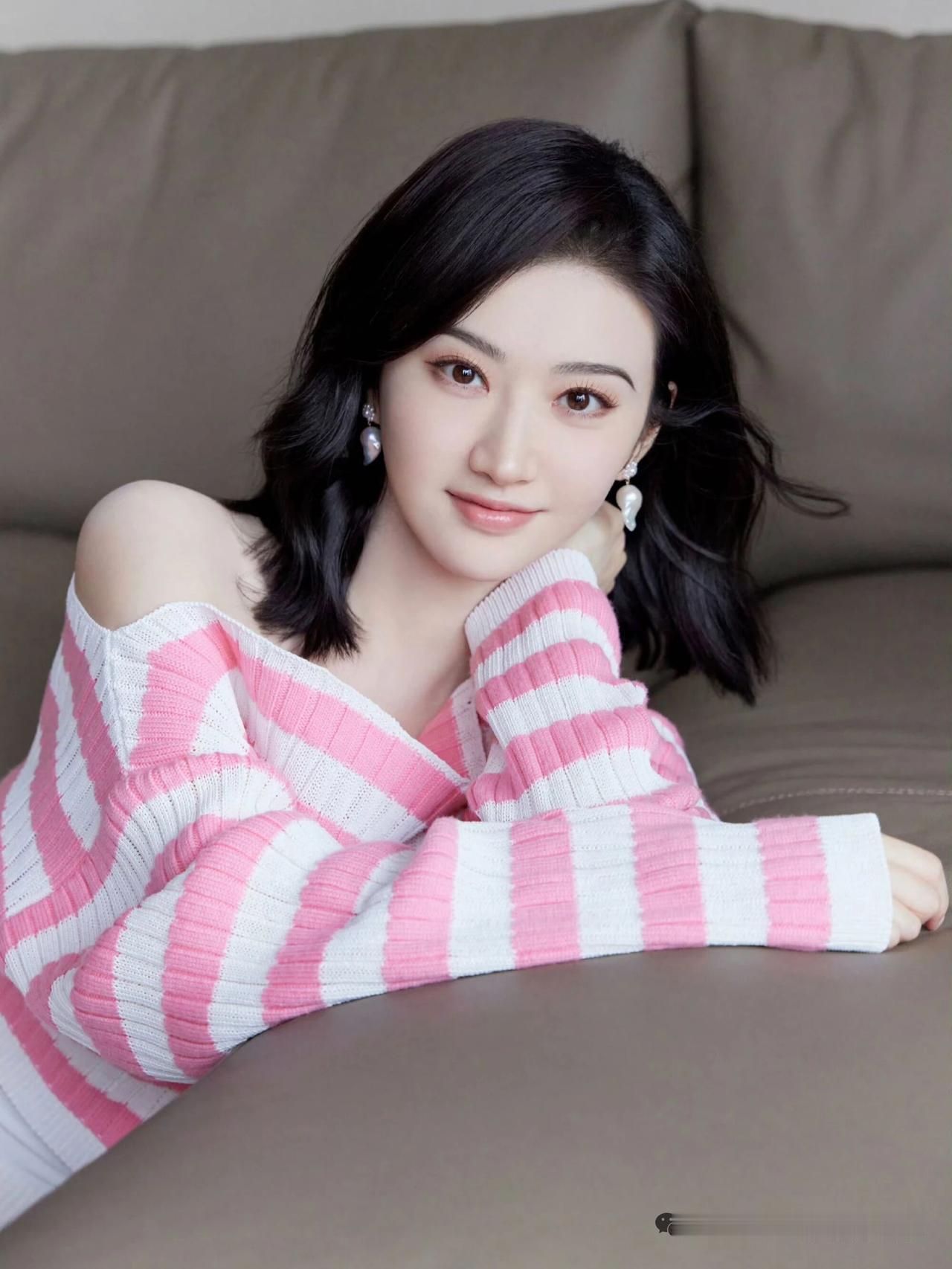 真心话茶局文静甜美少女心满满，粉色毛衣长裙搭配珍珠耳环，温柔可人。