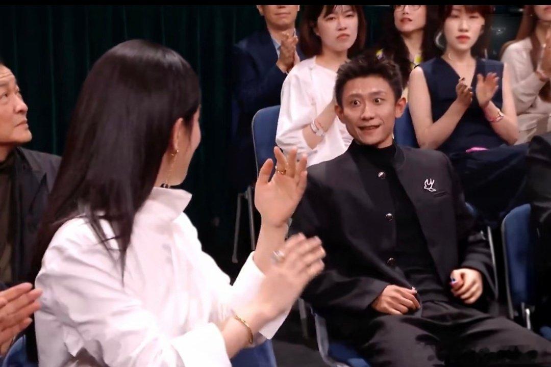 #家有儿女小雪刘星合体#第33届金鹰奖颁奖典礼上，杨紫与张一山惊喜同框，勾起大家对《家有儿女》的童年