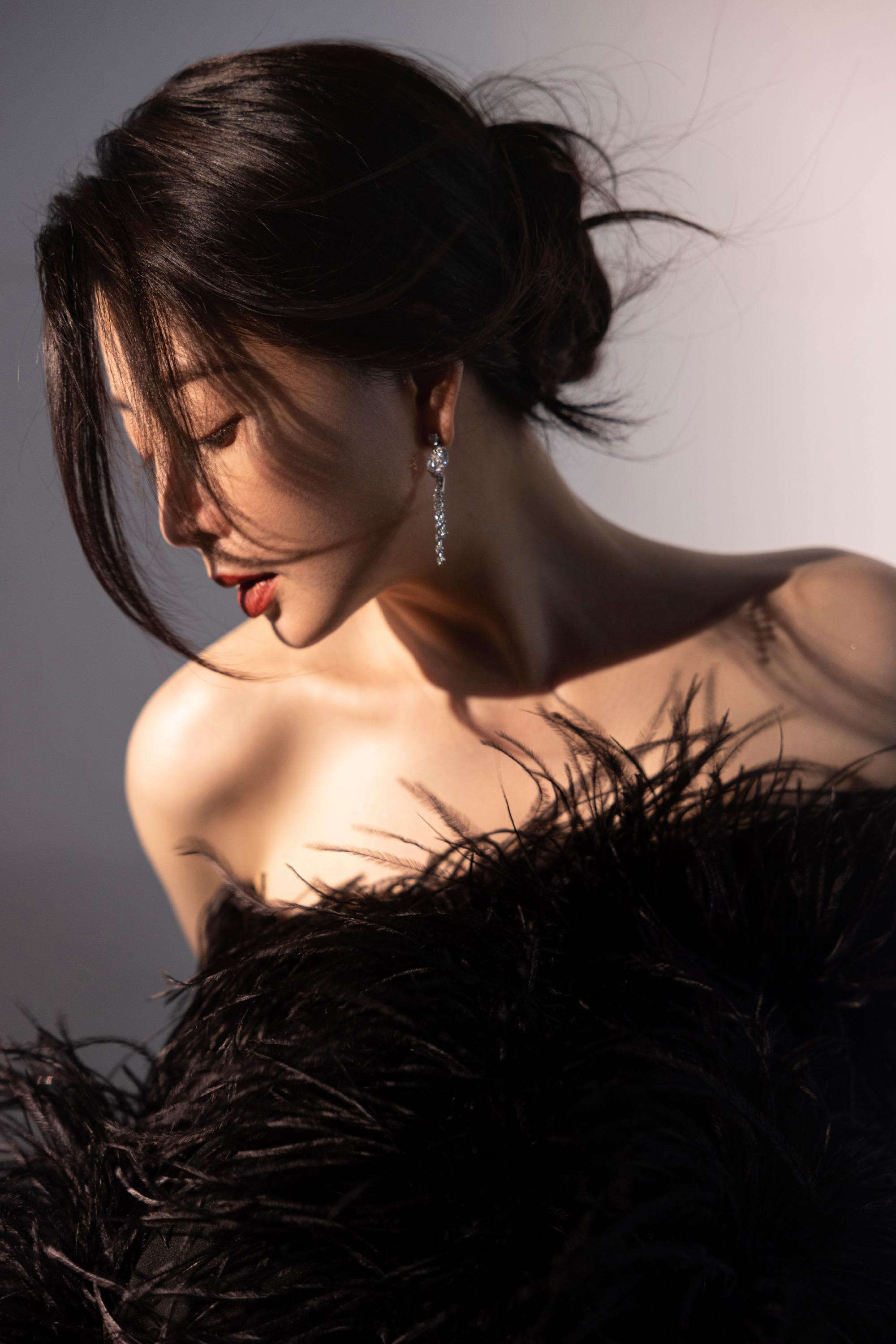 殷桃一袭羽毛长裙