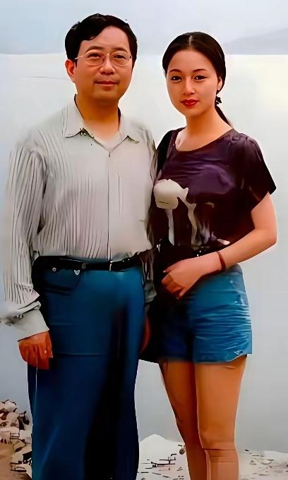 1992年这张出游旧照太亮眼！46岁文人余秋雨儒雅内敛，身旁30岁的马兰风华绝