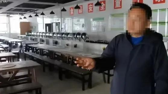 蹲在漏雨的餐厅墙角，闵先生看着融化变质的猪肉和发霉的墙布，眼泪直打转。他掏空积蓄