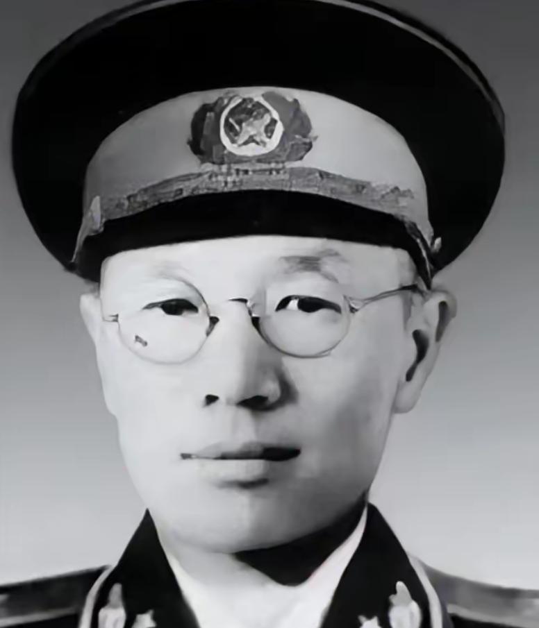 南京保卫战，全团打光，他一个人活着爬出来。被蒋介石下令秘密枪决，他翻墙跑了。被日