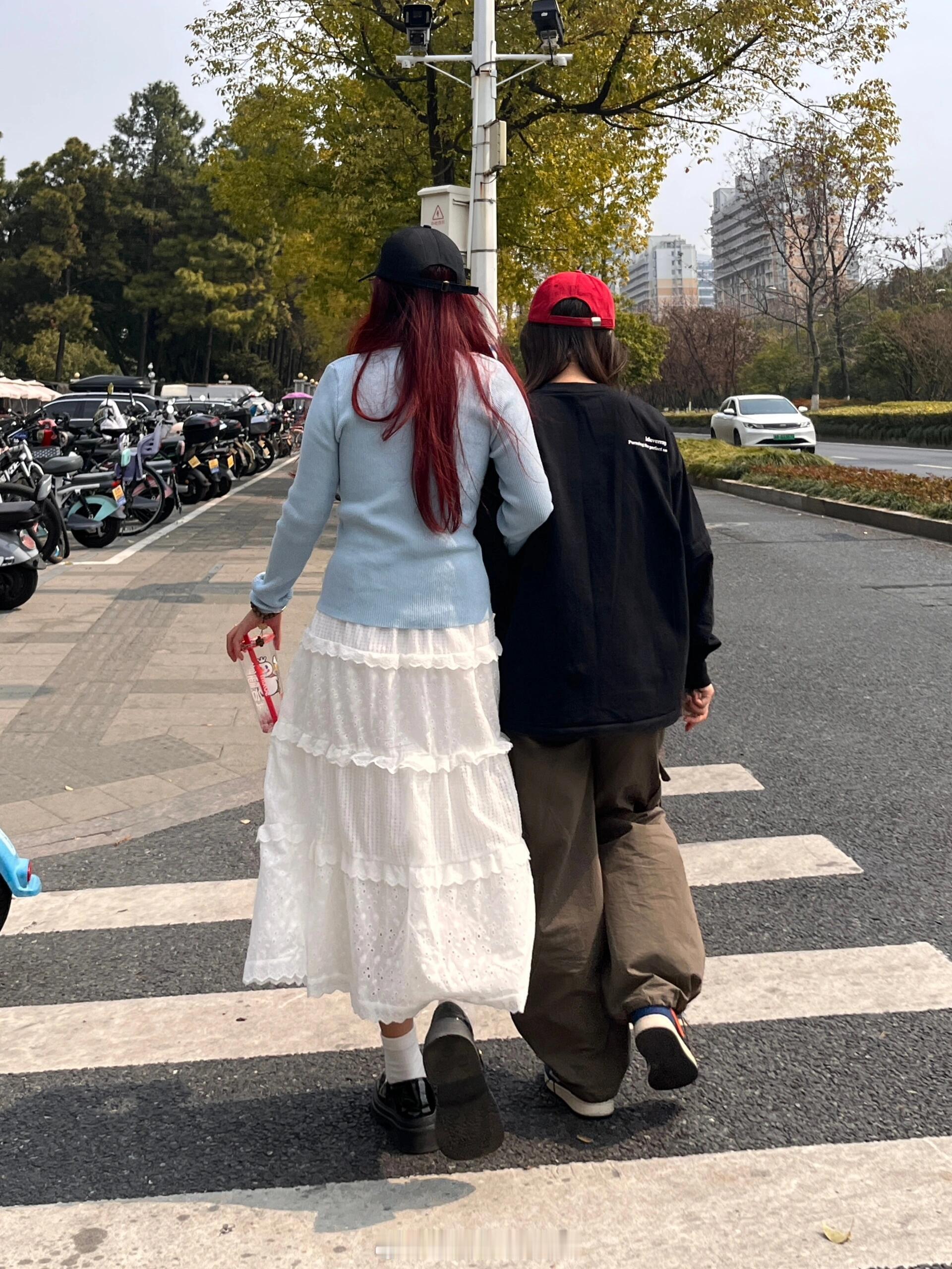 这样穿会有用力过猛的感觉吗？其实我觉得还挺好看的啊，但是朋友说不是很搭诶，今年蛋