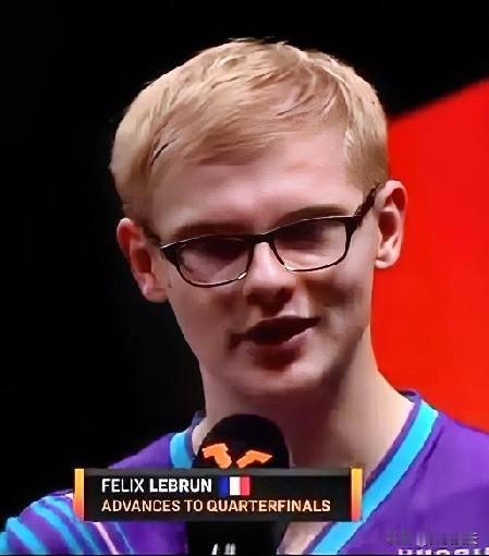 正在看王楚钦怎么“虐”大勒布伦。恍然大悟！知道小勒布伦昨天为什么笑了。昨天小勒