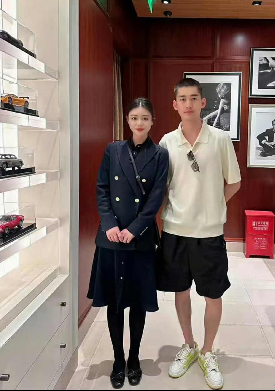 张翰在上海逛街吃饭被偶遇，剪了寸头，以前的霸道总裁角色完全不符了。