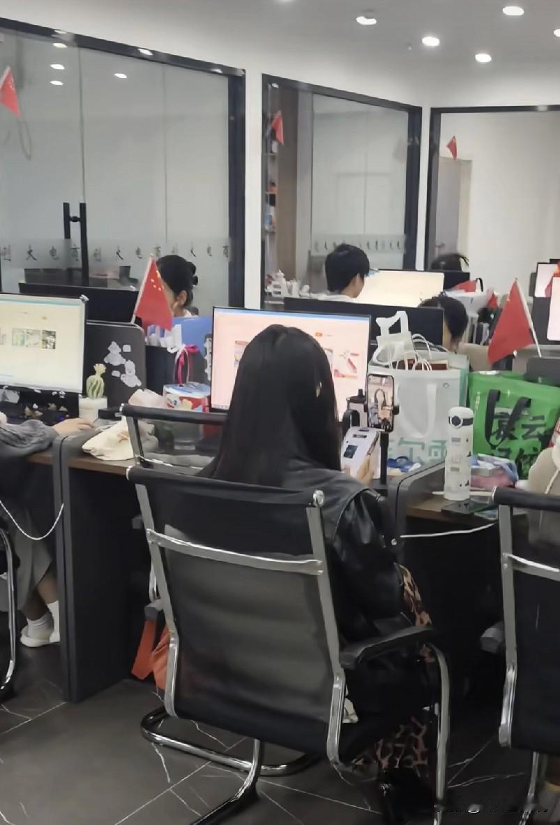 话说，当你跳槽到一家新公司后，你会为了“尽快融入”，主动往老员工堆里凑，和他们一