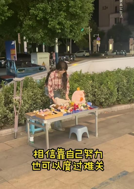 12月23日报道，“看哭了！”2021年，女孩癌症晚期，被父母嫌弃是累赘，与她