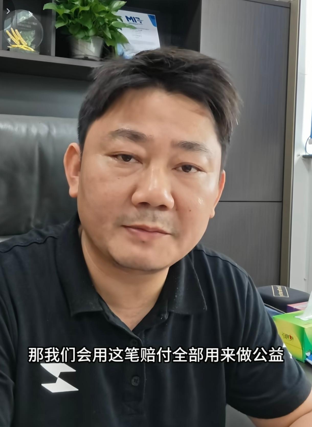 我终于知道这个叫张小平的作家未经张雪本人同意就撰写张雪个人传记并出版的原因了。第