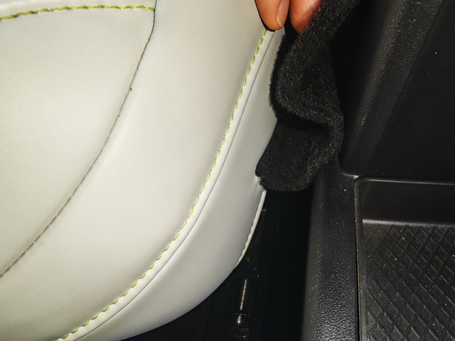 小鹏用减配配件代替原厂配件原厂的这个地方是皮的，换成布的，挡灰的也减配了，还理