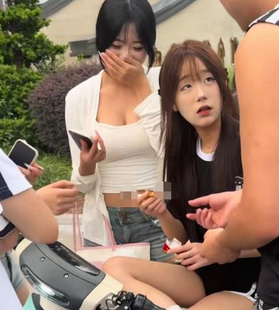 “连我爸都觉得抽烟没问题，老师你操什么心？”校门口，一群精神小妹抽烟翘腿，还觉得