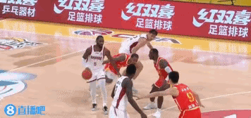 刘东的假摔连解说都看懵逼了，不知道发生什么，明明是刘东故意撞翻的塔克，他自己却突