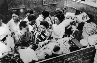 1932年，在上海的日军队伍以军队食堂服务员和女佣人为由，将15名年轻的日本女人