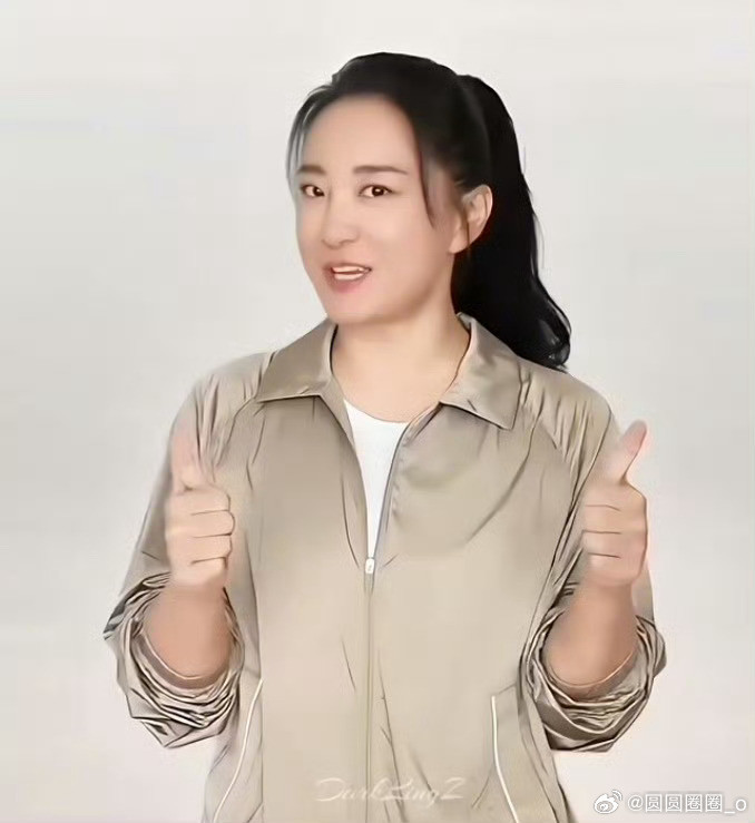 贾玲近照又瘦了玲姐这是要逆生长啊！期待新电影《转念花开》一直都很健康向上呀[全力