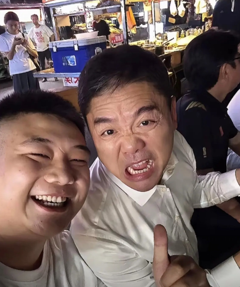 刘强东和奶茶妹妹现在真是各过各的！前几天还拍到刘强东自己一个人回宿迁老家，用