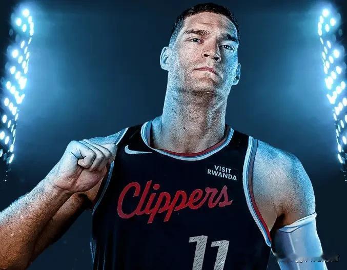 其实祖巴茨这个内线，他的上限一眼可见，本来这辈子也就是个蓝领中锋混日子。是哈登