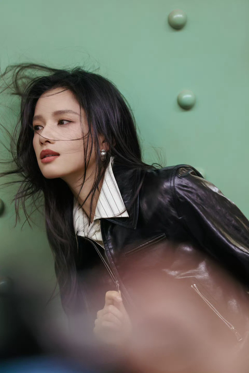 张婧仪在柔软诗篇中，写就无拘变奏。破界而来，自成焦点。​​​
