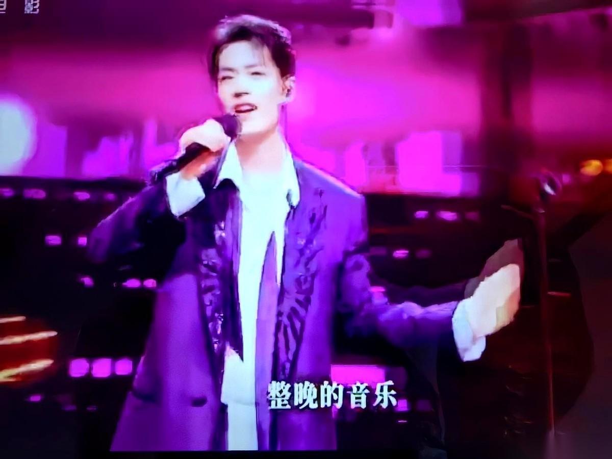 我一度怀疑，今晚大湾区的晚会，是不是音响坏了。要不就是麦克风集体罢工了。真的