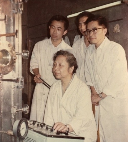 1957年，林兰英准备回国，却被美国海关扣押，强行检查她的行李箱，发现里面有68