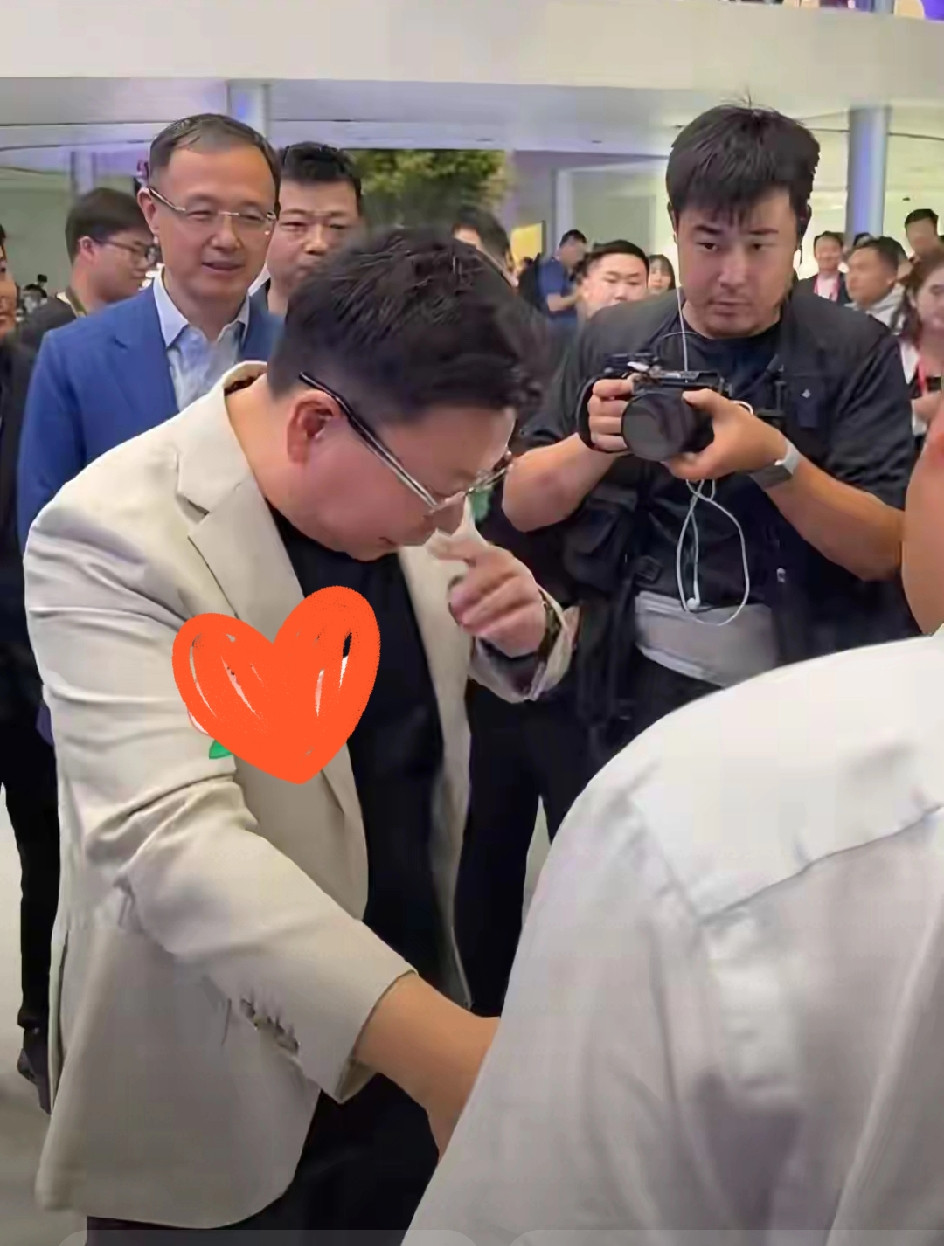 北京车展最让人破防的，是余承东的“拼”