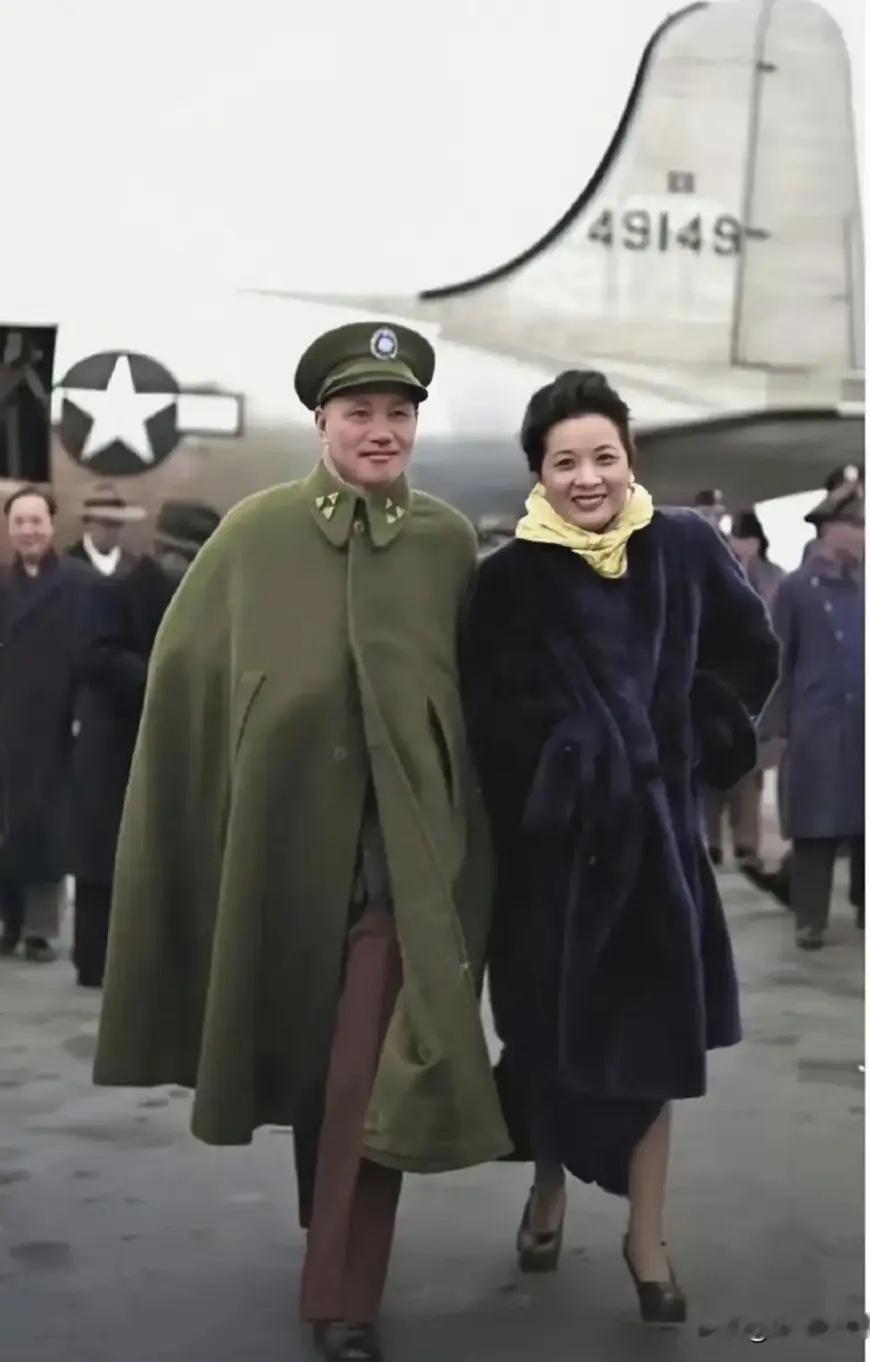 1947年8月，蒋校长携夫人宋美龄飞抵延安时的照片，夫妻两人脸上都十分开心，志得