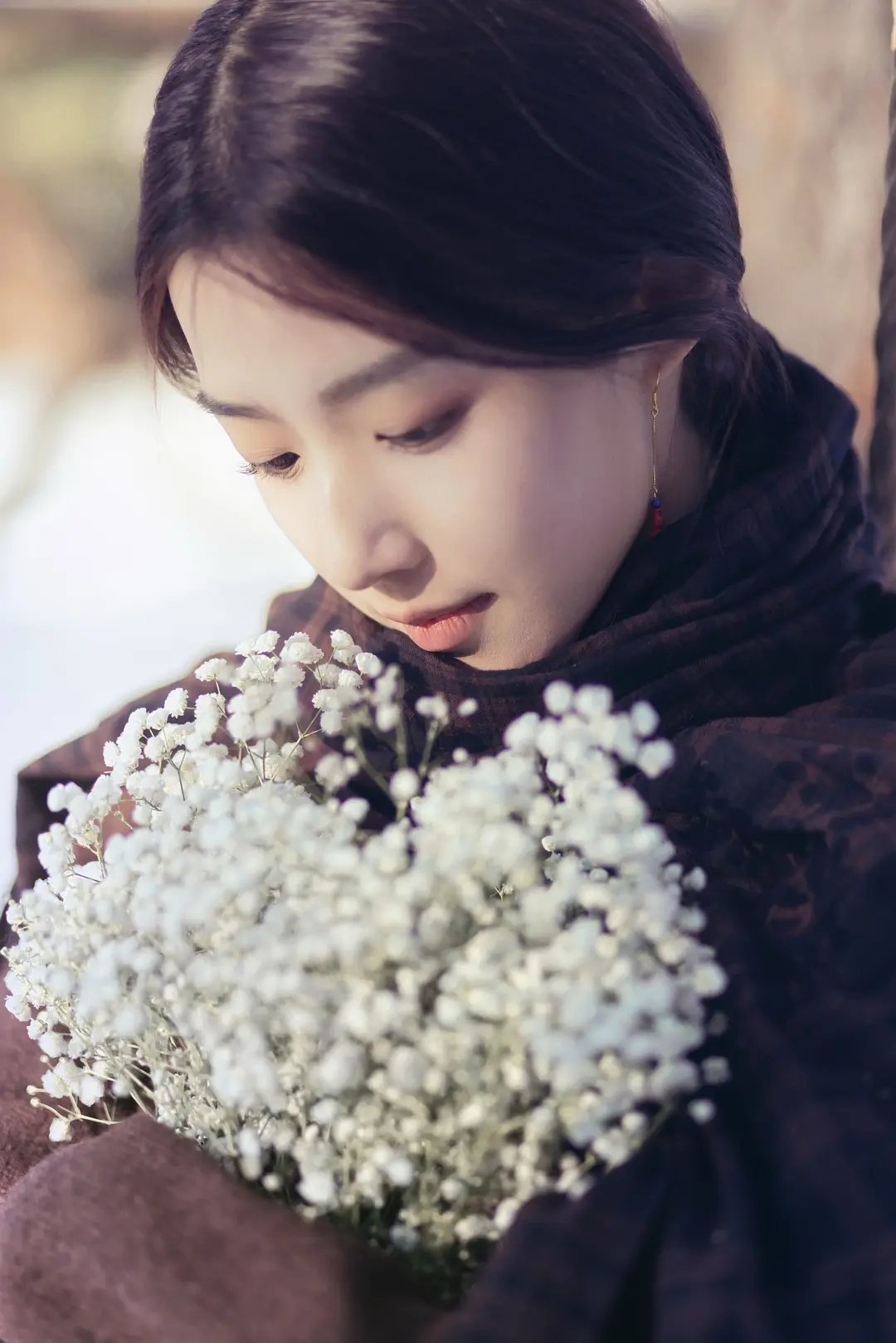 “风越半山脊，云歇有回音”卢昱晓真的好会写!上次那个魏晋风写真也是自己写的: