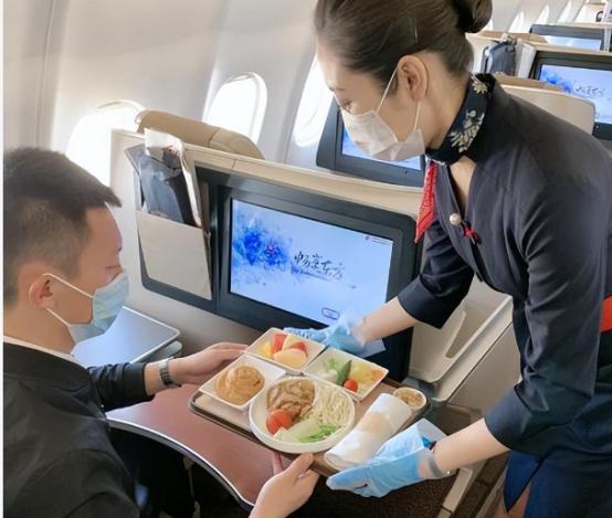 乘坐飞机时，为什么空姐会频繁给乘客送食物吃呢？ 其实这并非单纯的“热情服务”
