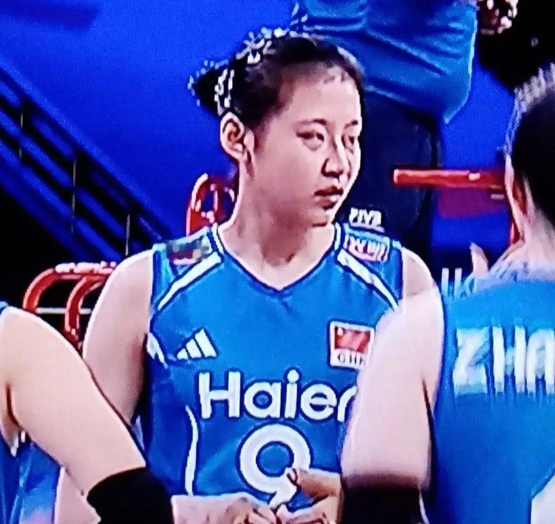 在今晚进行的世女排联赛第3场的比赛中，中国队以1：3负于实力强劲的巴西队，首局双