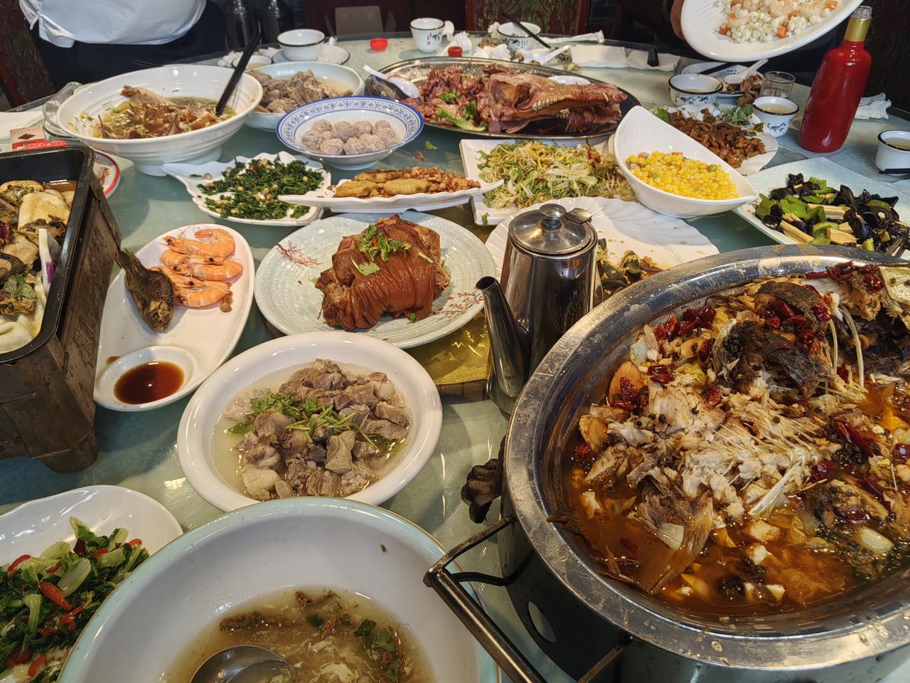 吃了一次乡镇婚宴大席，确实开眼了！昨日，参加老同学孩子的喜宴，确实让我开了眼