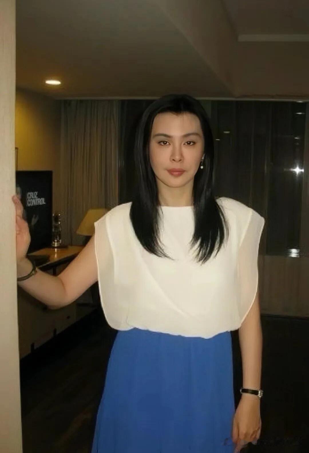 不知道什么原因很多人说她年轻的时候很美，其实认真看她和林青霞一样，是那种女生男相