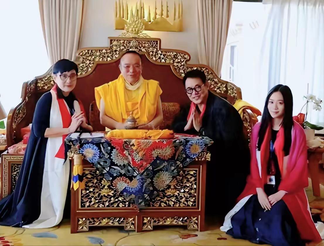 不得不佩服李连杰当初的眼光，老婆利智还是这么年轻漂亮。近日，很久没有出现在公众眼