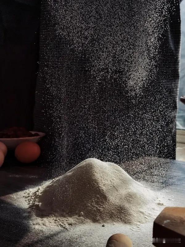 和饺子面的窍门：在1斤面粉里掺入6个蛋清，使面里蛋白质增加，包的饺子下锅