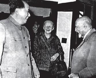 毛主席是如何评价周总理的？他说：“我的接班人第三个是周恩来，这个同志在国际活动方