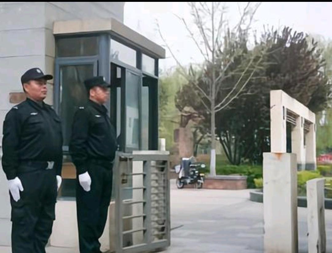 当保安别动不动就和同事翻脸，真没必要。同事之间有矛盾，忍一忍就过去了。毕竟是同事