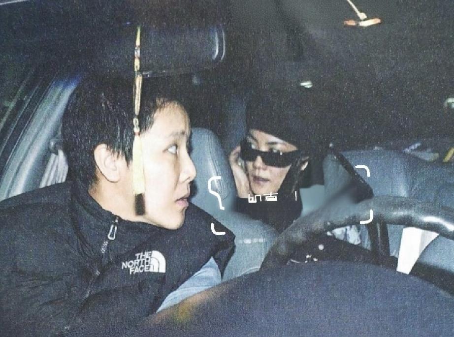 窦靖童和爸爸窦唯、姑姑窦颖三人共用一张脸，窦靖童长的不但像爸还随姑，与妈妈王菲的