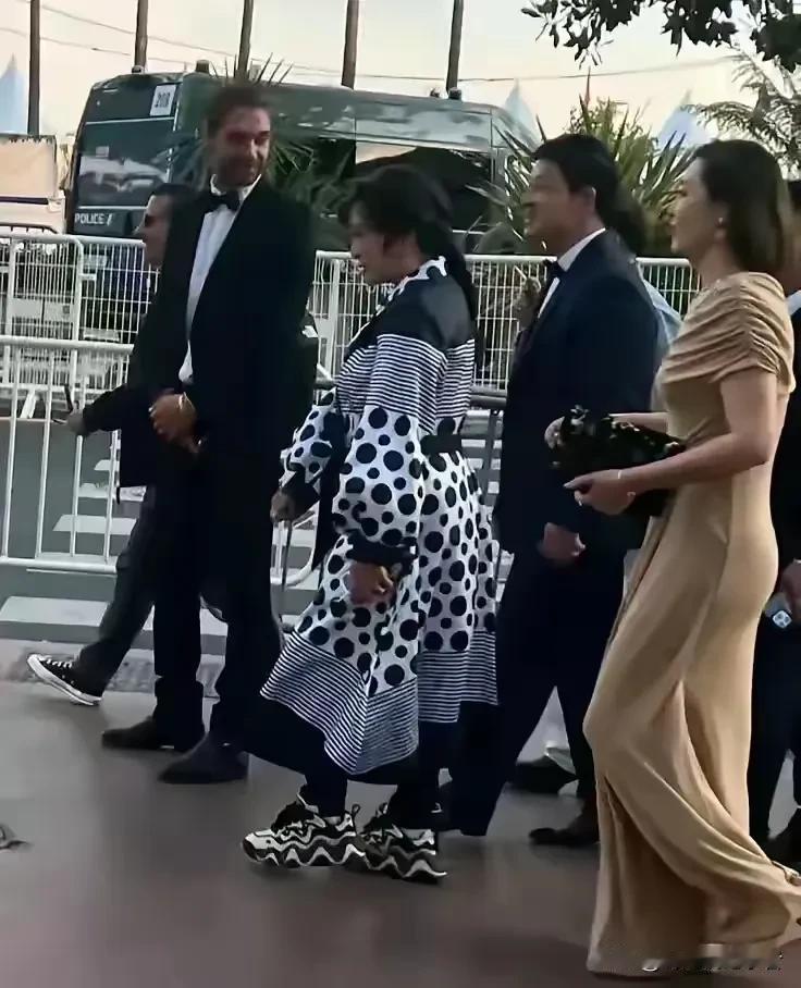 刘晓庆在外国友人中间显得好娇小啊！刘晓庆穿衣风格真的接受不了，和脸不成正比，看起