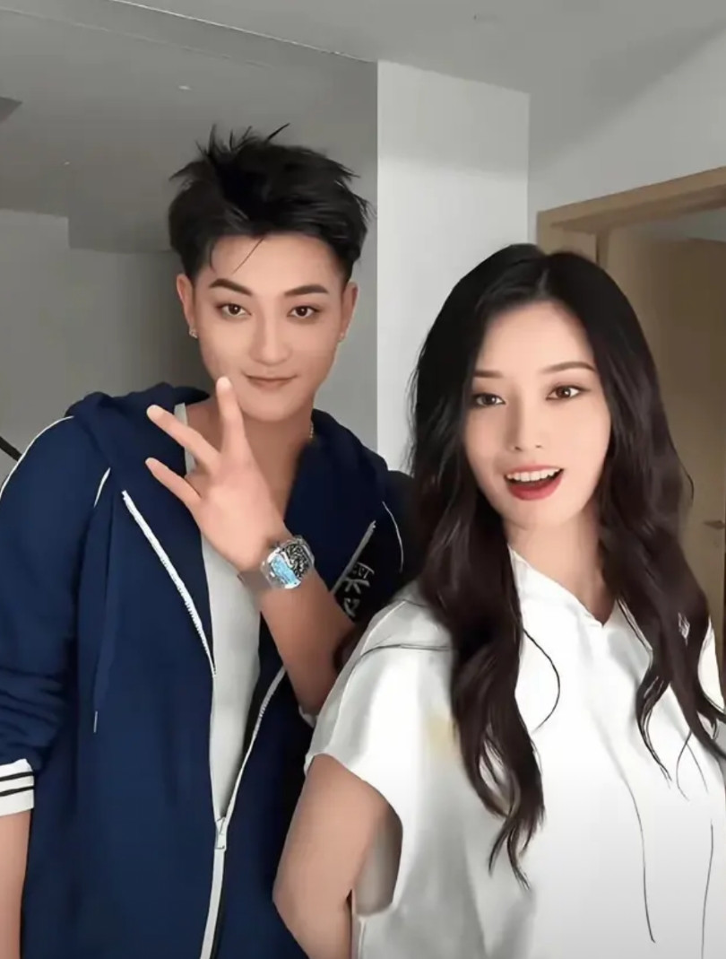 黄子韬那么高调爱晒的一个人居然能忍住不晒娃可能真的是被逼无奈才要藏孩子