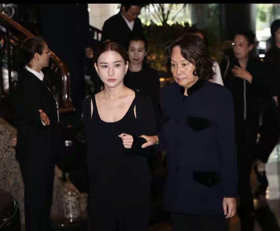 赌王三太一家现身何超蕸追思会。赌王和三太陈婉珍共生育三个子女。长女何超云穿着