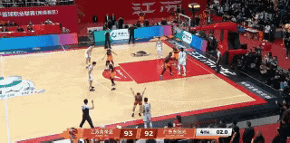 别侮辱广东宏远球迷的智商！这场比赛最半分钟时广东宏远这节才两个犯规，广东宏远领