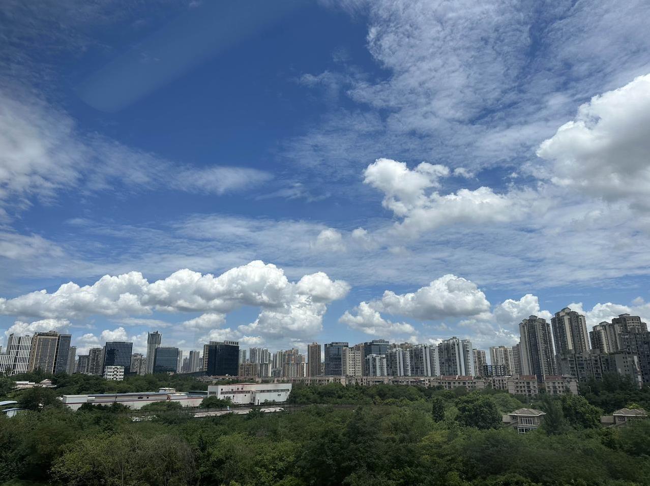7月24日重庆主城区，史诗级蓝天白云，太可爱啦！今天傍晚的重庆日落，史诗级晚霞！