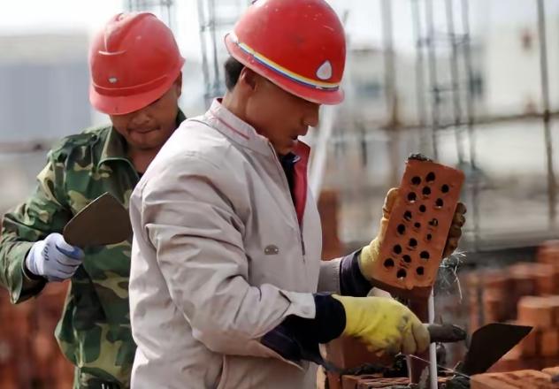 目前，在以色列的建筑工地上，有中国工人，也有印度工人。中国工人每月工资，折合成人