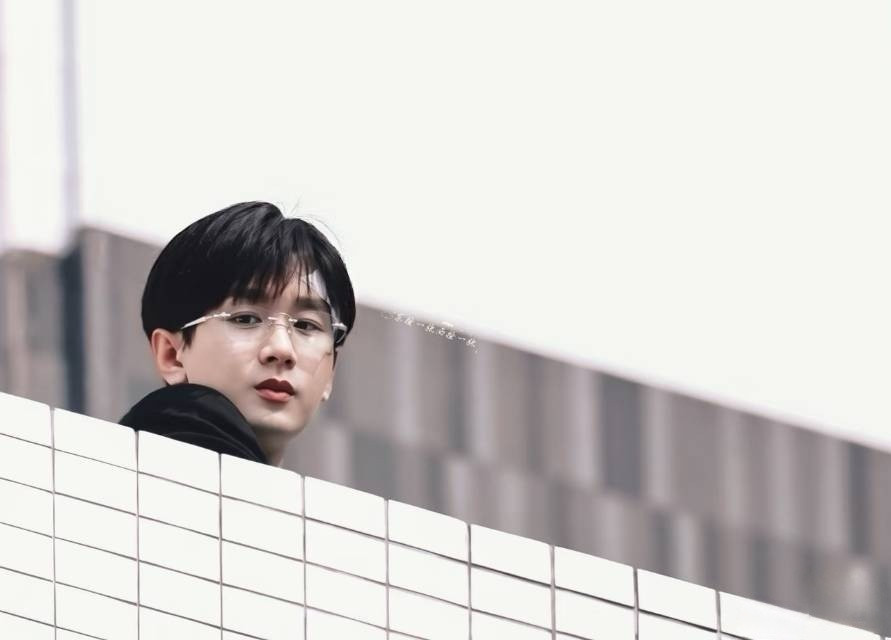 成毅林彦廷天台西装战损｜成毅狩谎利落西装蒙上战损痕迹，天台之上暗流涌动。