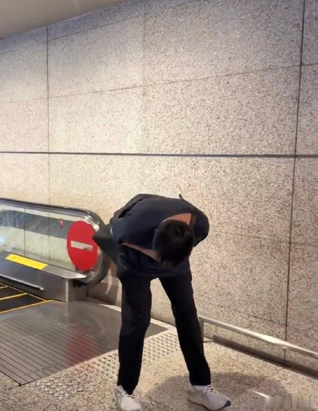 王传君内娱鞠躬型艺人王传君的饭撒方式是鞠躬别人的饭撒是送小礼物说甜话，他的饭撒