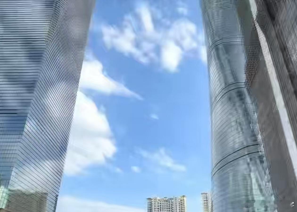 谁懂啊！在上海打工，便利店早就不是买东西的地方了，是疲惫生活里的即时慰藉，饿了有