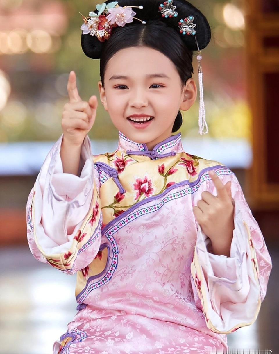 小沈阳女儿沈佳润现在的人气，可真不是闹着玩的。最近被粉丝围着合影，那股子明星范
