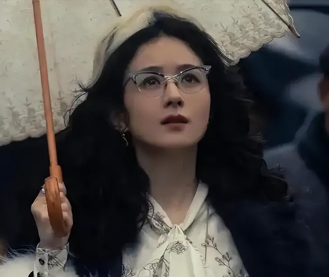 杨幂在《酱园弄》李压过赵丽颖了？最近《酱园弄》在如火如荼地首映中，一大波网友