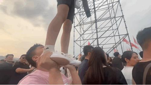 周围的人都不看台上表演了[捂脸哭]