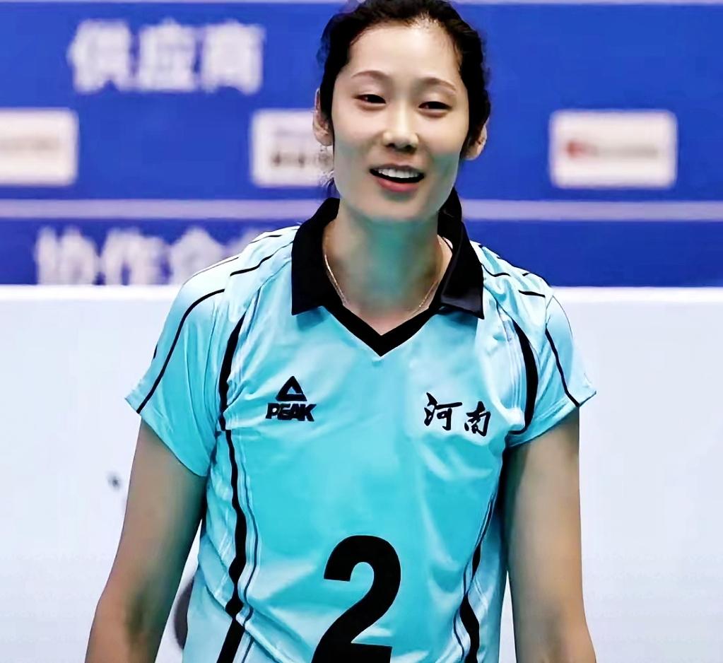 国家队2号球衣迎来新主人，本以为朱婷的专属数字会暂别赛场，没想到河南女排直接