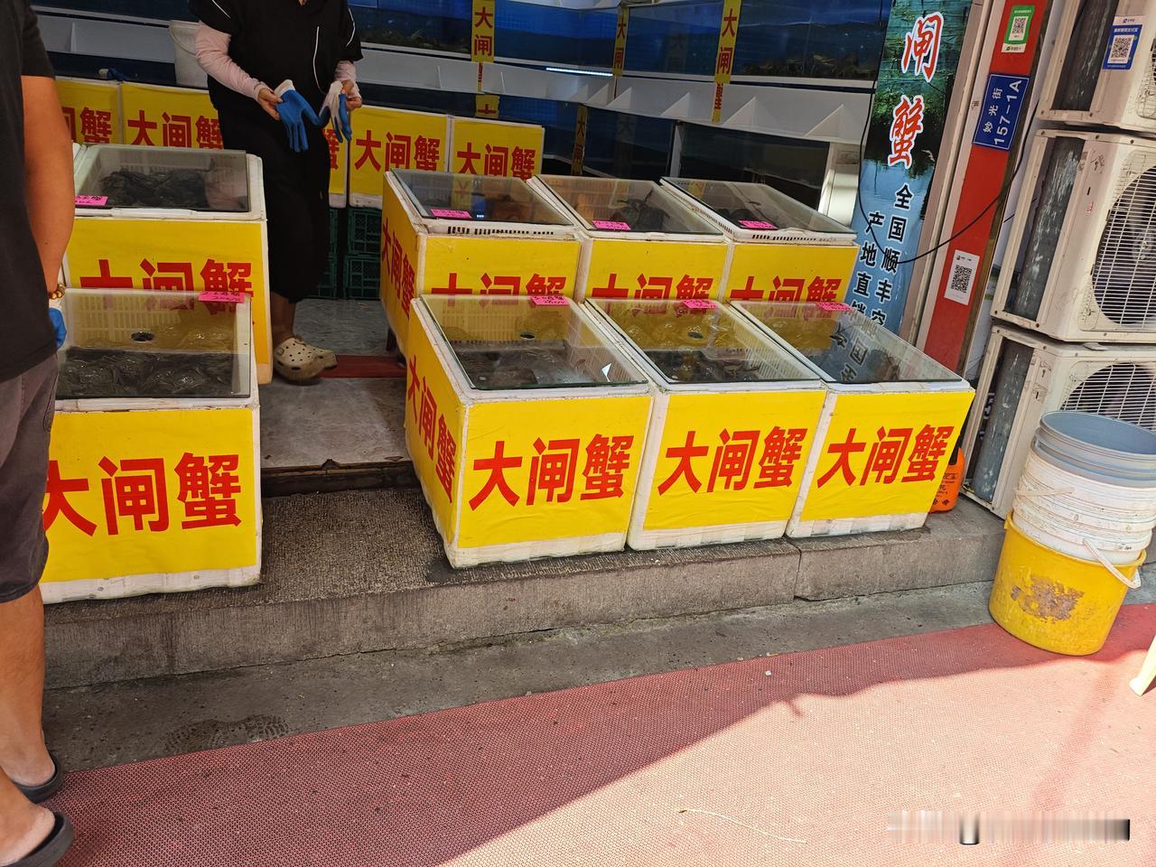 今年看来钱真的不好挣啊中秋开始大闸蟹就开始上市了往年栓螃蟹两个人都来不及的