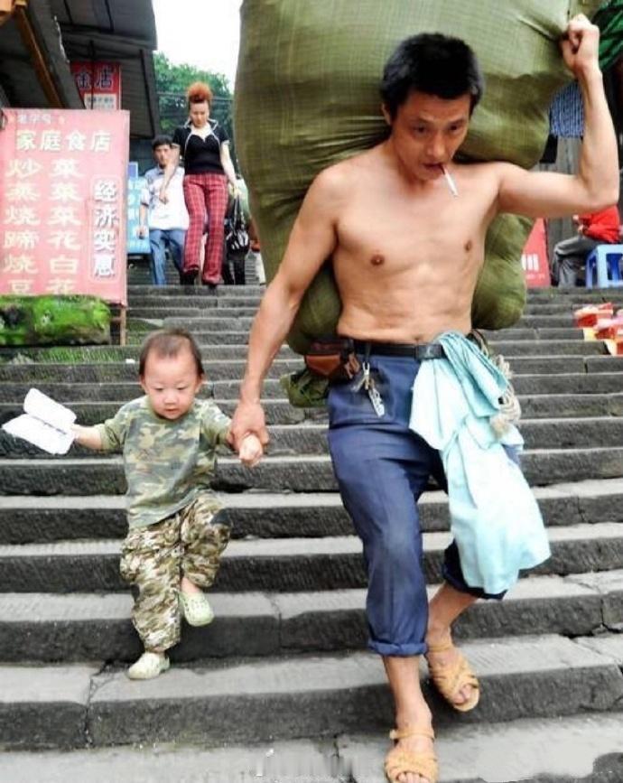2010年，重庆。在山城做“棒棒”的冉光辉，曾因牵孩子干活而走红。如今孩子已是高