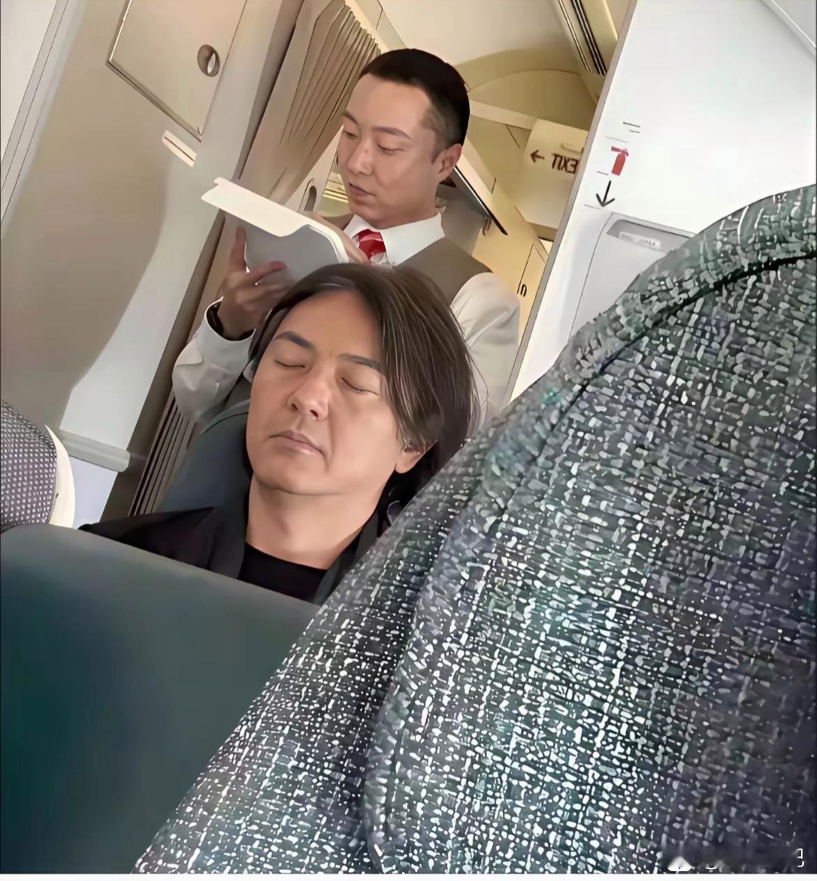 我的妈呀，就坐在他旁边，不敢让他给签字。